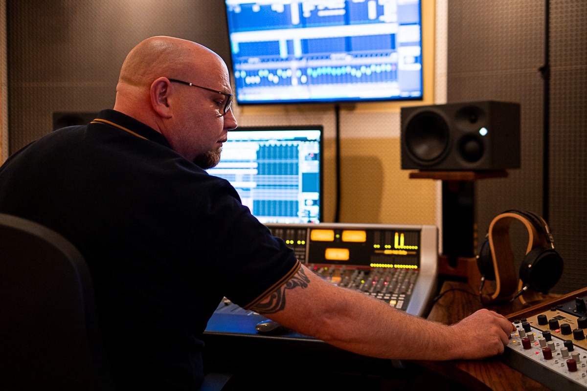 Tontechniker am Mischpult beim Abmischen eines Songs im Tonstudio