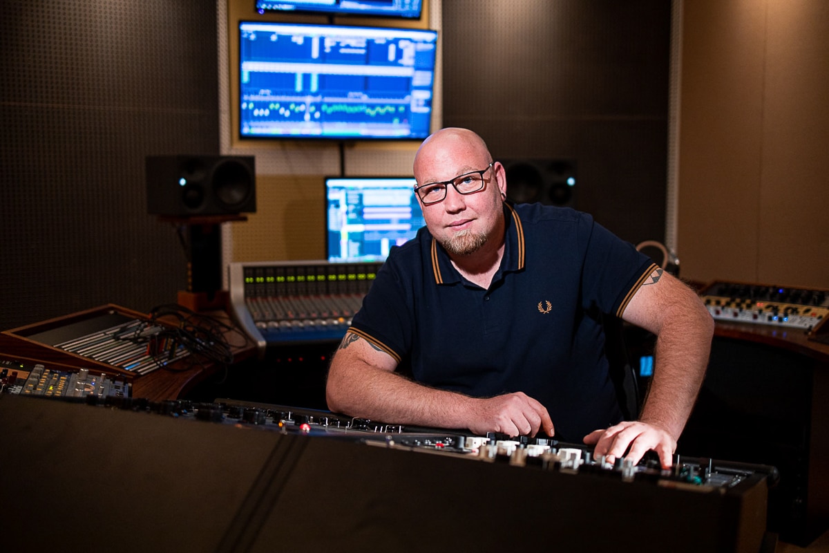 Claas am Pult beim Masteringim Tonstudio Rockmöhre