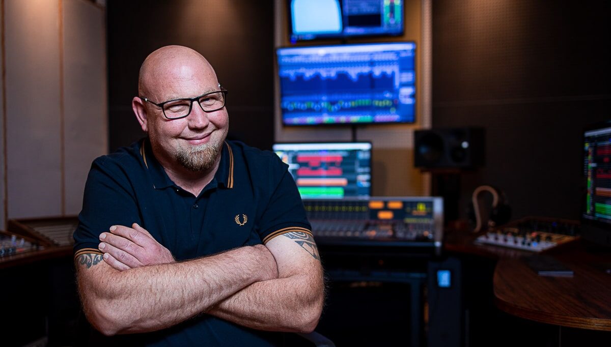 Mixing Engineer im Rockmöhre™ Tonstudio beim professionellen Online Mixing an analogem Mischpult
