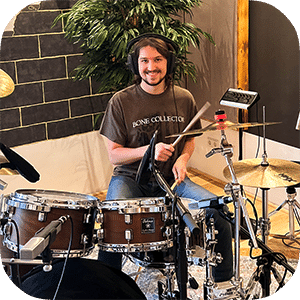 David von Wolfgang sitzt an den Drums beim Recording im Studio