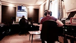 Musiker spielt Gitarre im Tonstudio Rockmöhre.