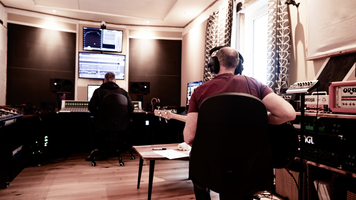 Musiker spielt Gitarre im Tonstudio Rockmöhre.