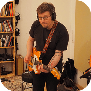 Daniel Frisch spielt Bass in großer Aufnahme beim Recording 