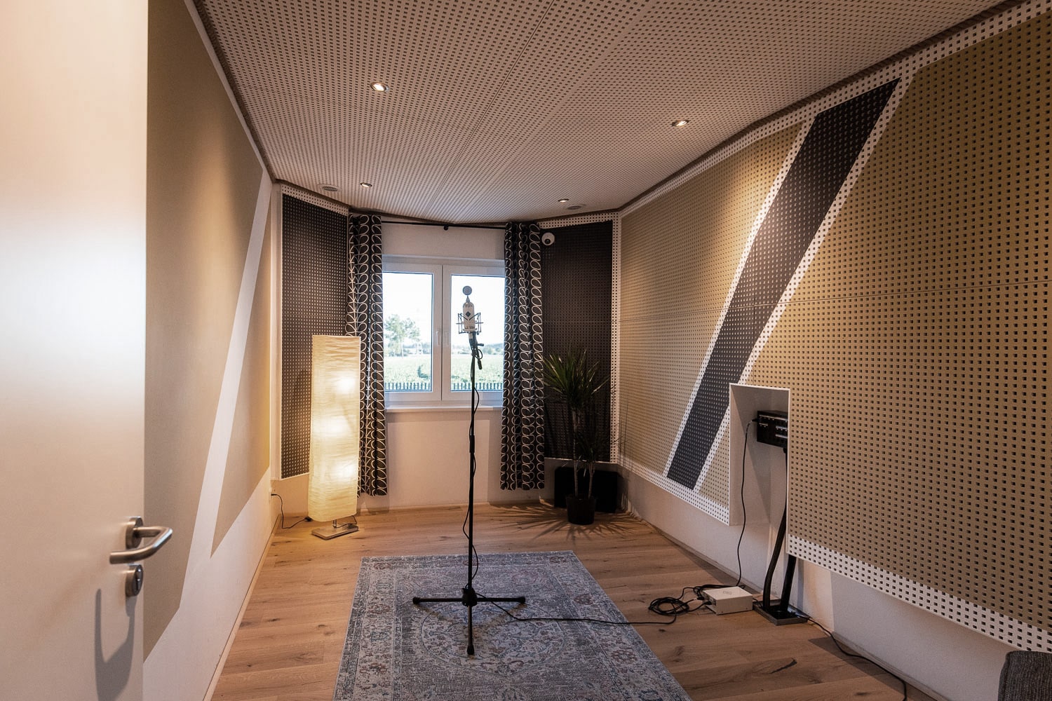Aufnahmeraum für Vocals und Amps in einem modernen Tonstudio mit Mikrofon und akustischer Optimierung.