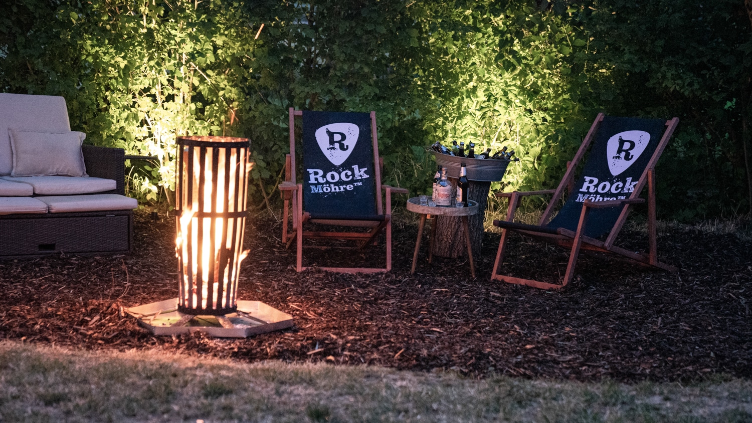Gartenecke im Tonstudio mit Lagerfeuer, gemütlichen Sitzgelegenheiten und Rockmöhre Stühlen.