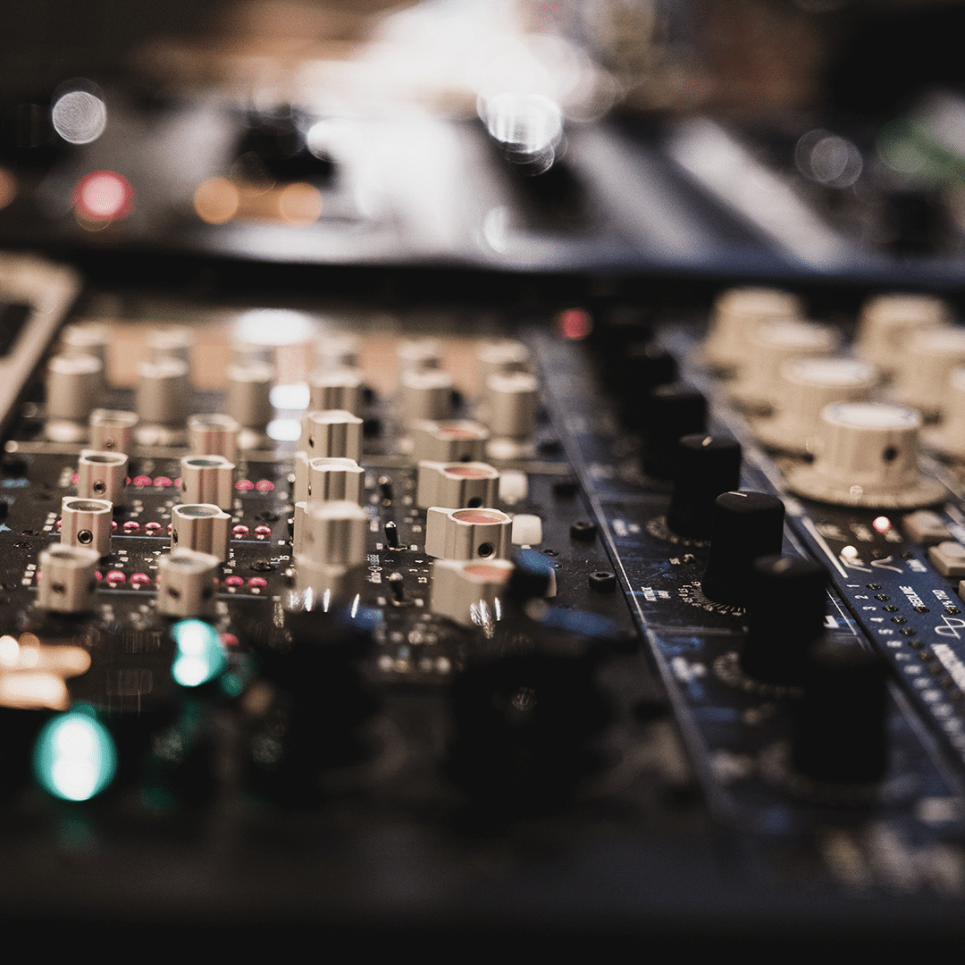Nahaufnahme der Outboard-Kompressoren im Tonstudio Rockmöhre.