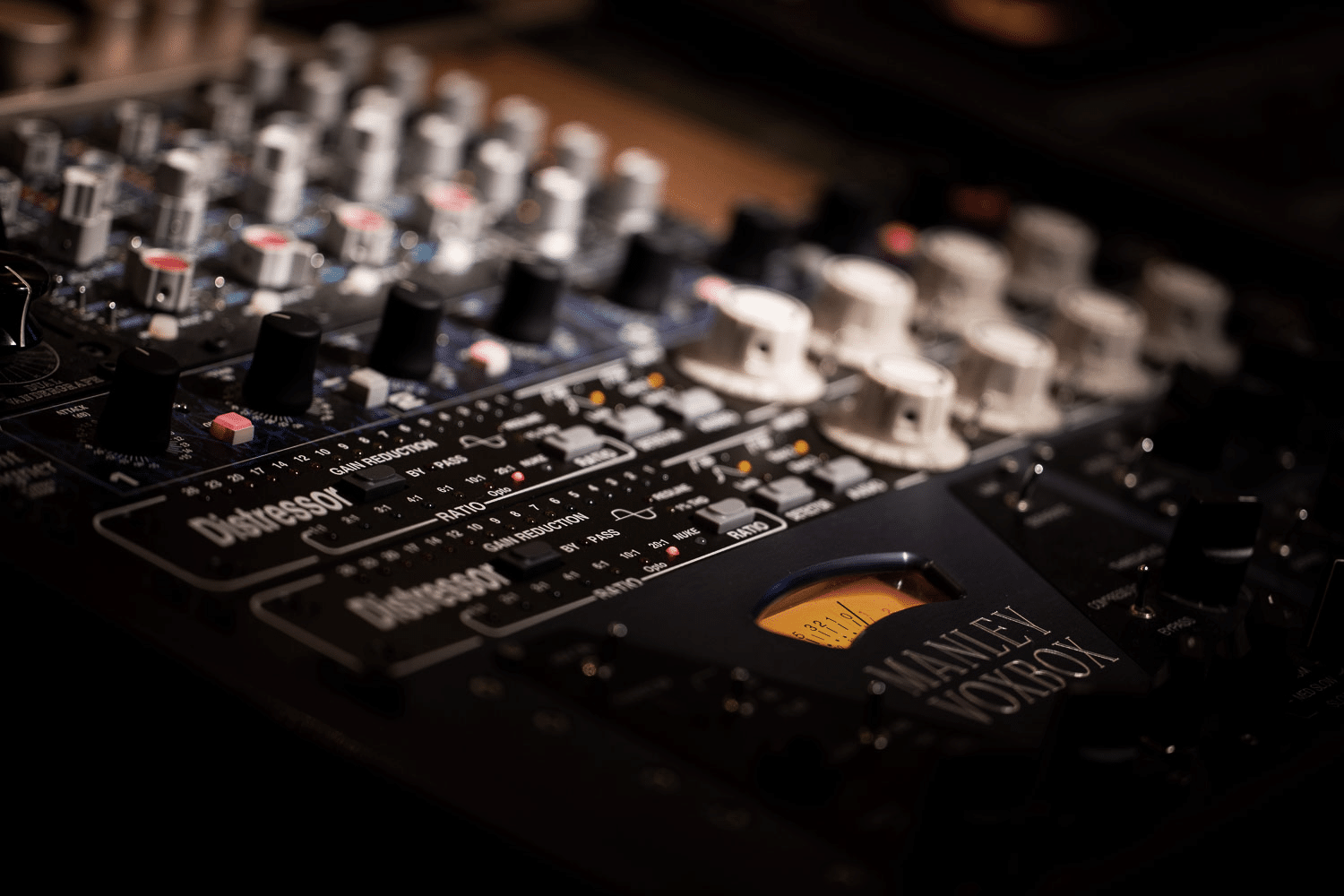 Nahaufnahme des Outboard Racks mit Manley Vox Box, Distressoren und API Kompressoren im Tonstudio Rockmöhre.
