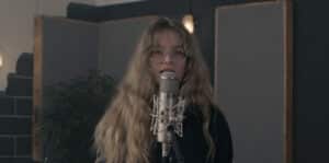 Sängerin vor Neumann U47 Mikrofon im Tonstudio Rockmöhre.