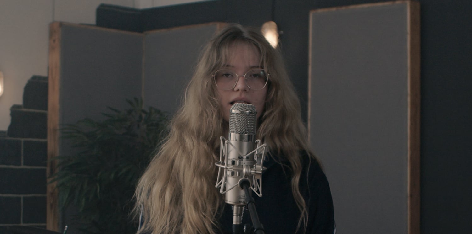 Sängerin vor Neumann U47 Mikrofon im Tonstudio Rockmöhre.