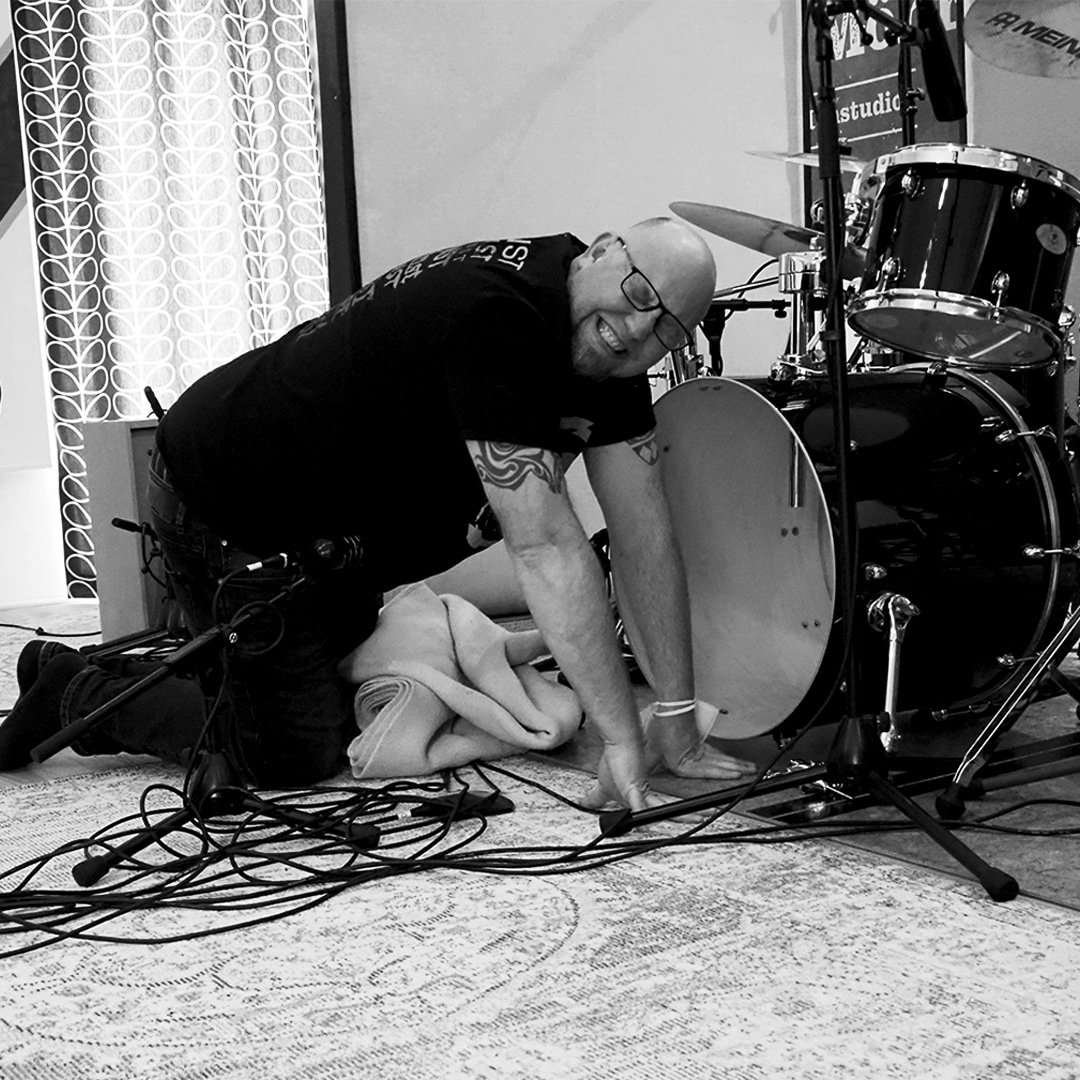 Claas beim Mikrofonieren einer Bassdrum im Rockmöhre Tonstudio – authentisch, fokussiert und mit Herz bei der Arbeit