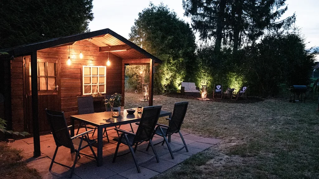 Beleuchtete Gartenhütte am Rockmöhre Tonstudio