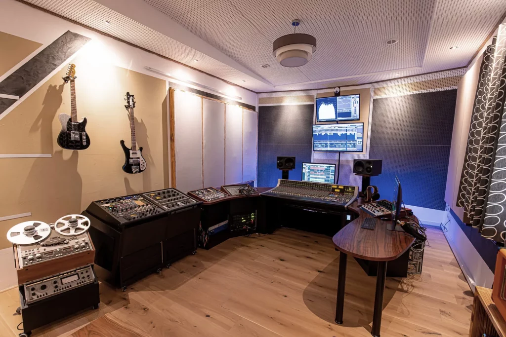 Claas mischt Musik auf der analogen SSL-Konsole im Rockmöhre™ Tonstudio.