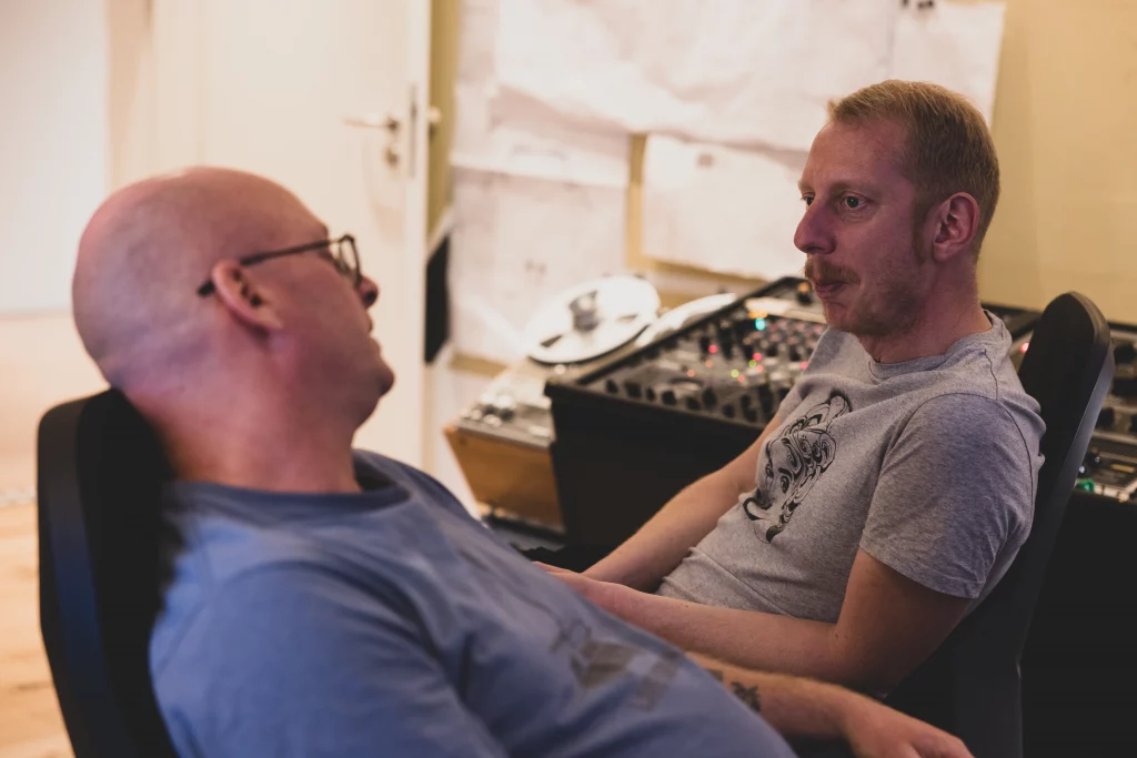 Austausch zwischen Audio Engineer und Musiker während der Produktion