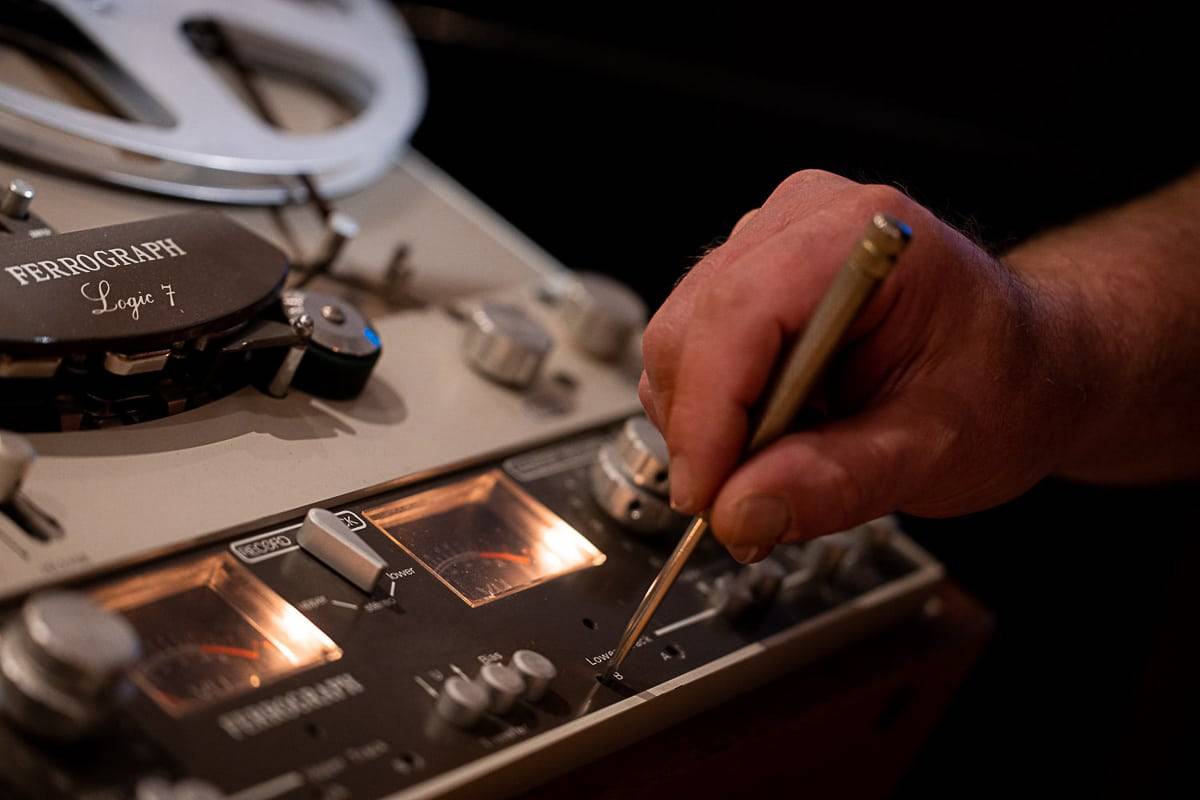 Hand des Mastering Engineers beim bedienen der Ferrograph Logic 7