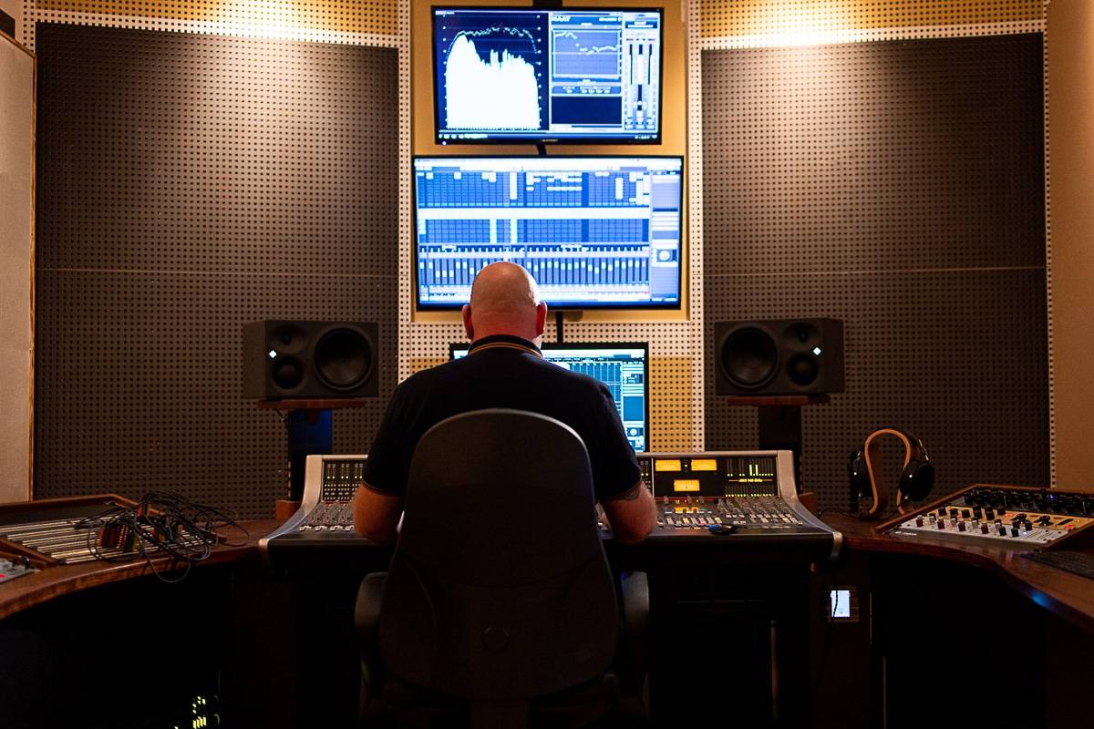 Mastering Enigeer sitzt konzentriert am Mischpult SSL AWS Delta 948