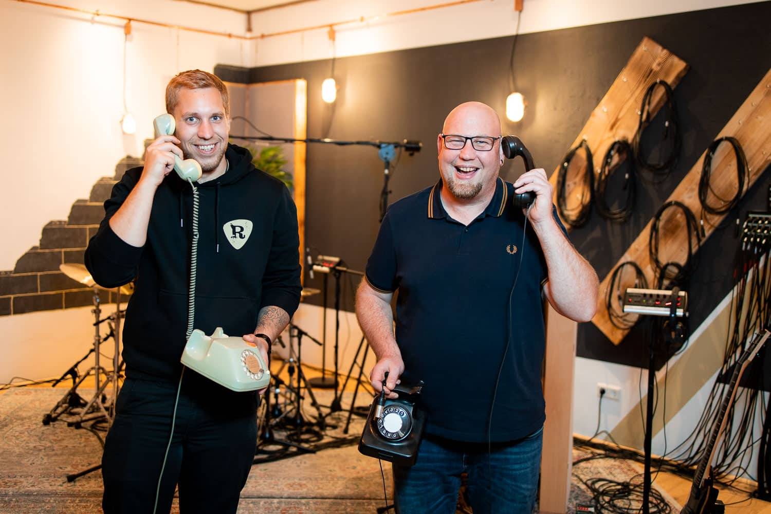 Sebastian und Claas  telefonieren im Rockmöhre Tonstudio