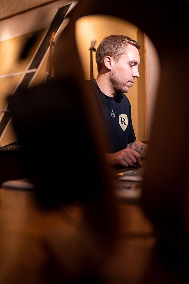 Sebastian konzentriert sich total auf das Mixing