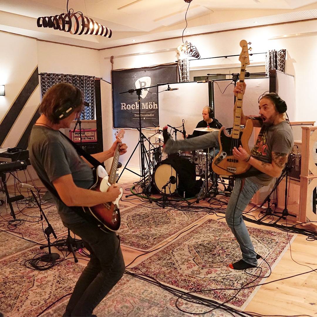 Band spielt im Live Recording in der großen Aufnahme 