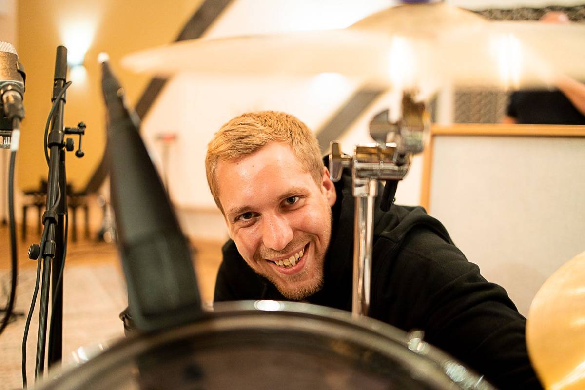 Sebastian Mikrofoniert eine Tom mit dem Sennheiser MD 421