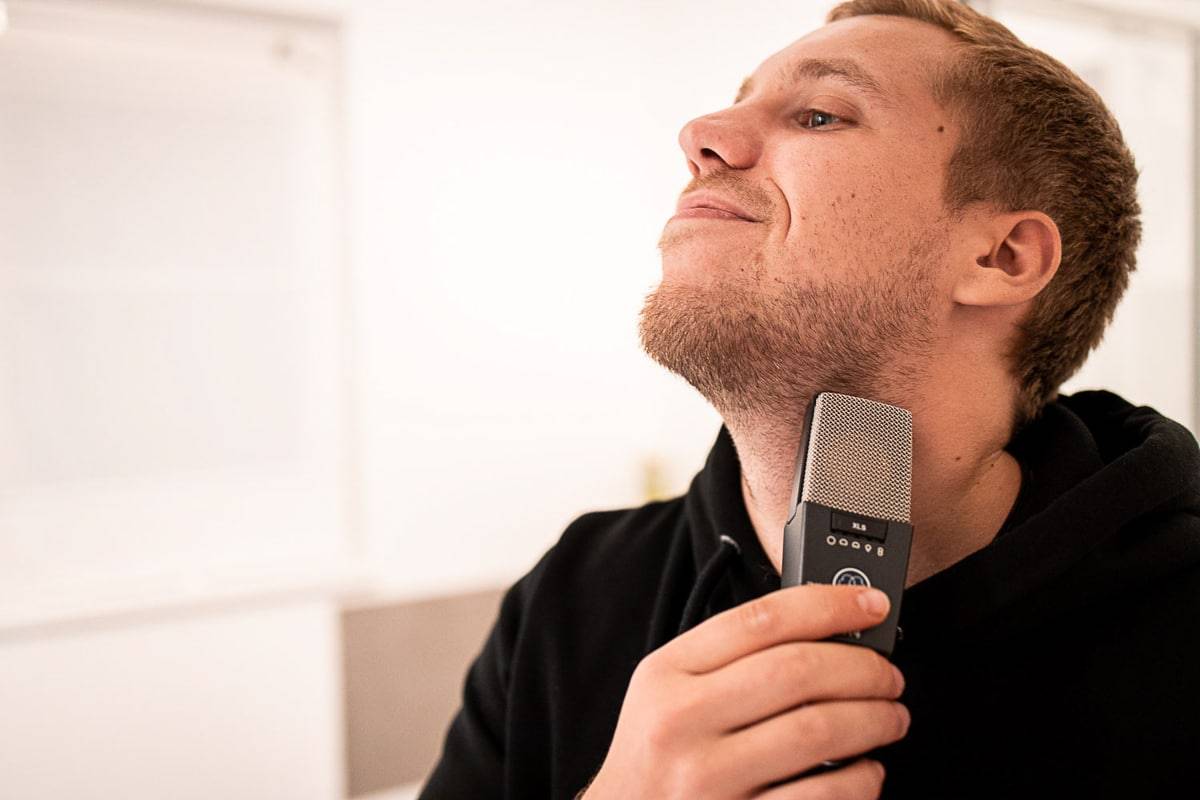 Sebastian rasiert sich mit dem AKG c-414 Mikrofon