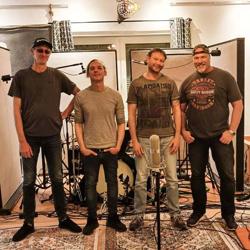 Die BAnd Mean Bone steht vor ihrem Live Recording setup im Tonstudio