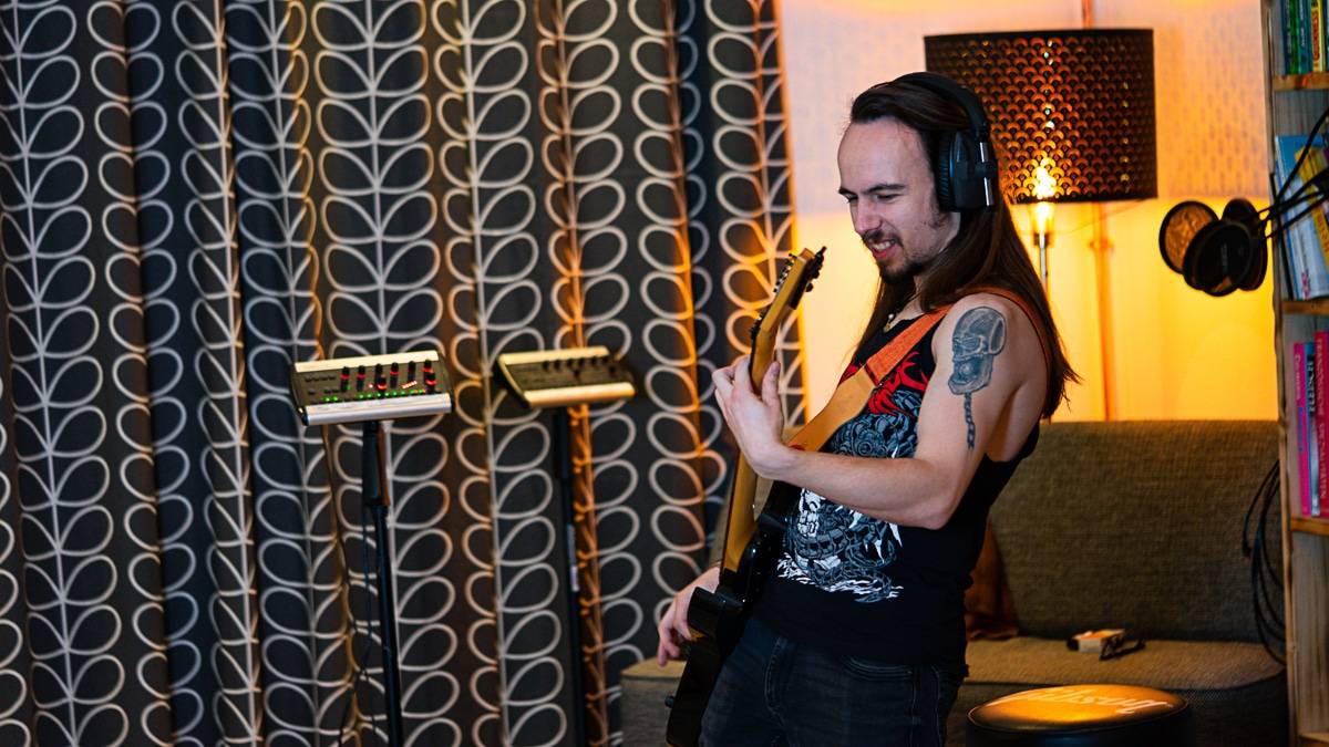 Gitarrist beim Recording posend total auf sein spielen fokussiert