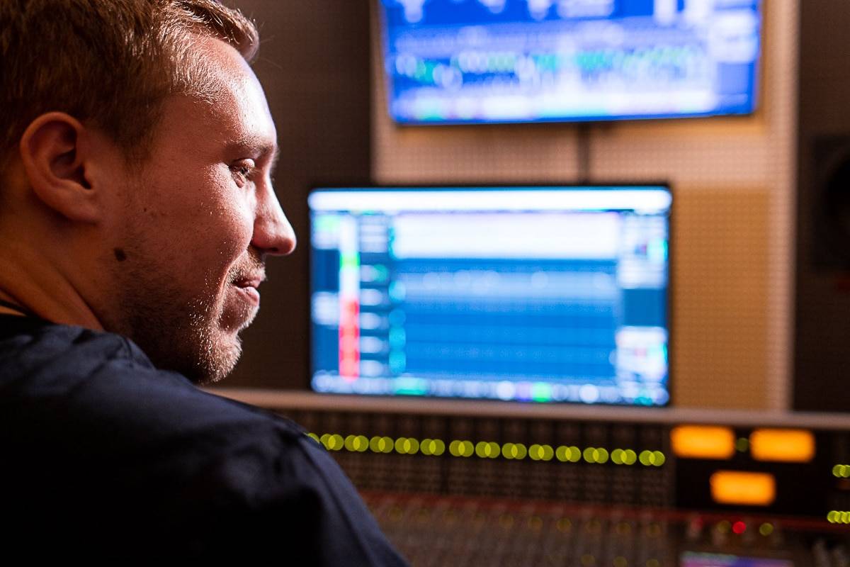 Sebastian sitzt vor SSl AWS 948 Delta und mixt