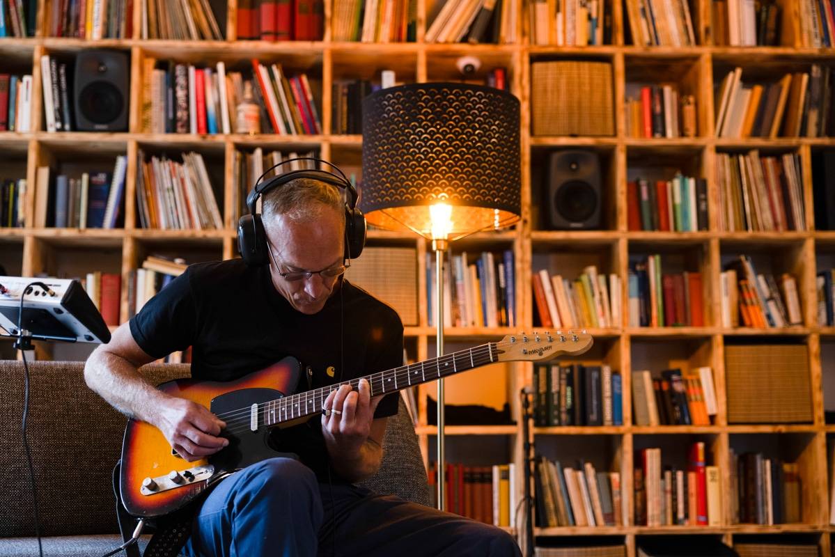 Musiker spielt Gitarre im Musikstudio während des Recording Live ein