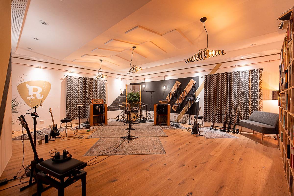 Live Recording Setup mit zwei Gitarren , Schlagzeug und Bass im Tonstudio