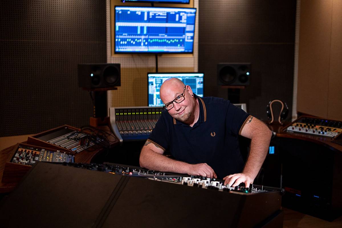 Mastering Engineer beim Arbeiten mit Outboard Geräten