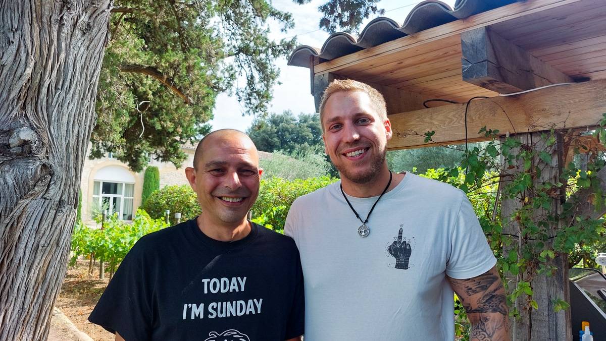 Musikproduzent Moses Schneider und Sebastian freuen sich im Garten über ein erfolgreiches Recording