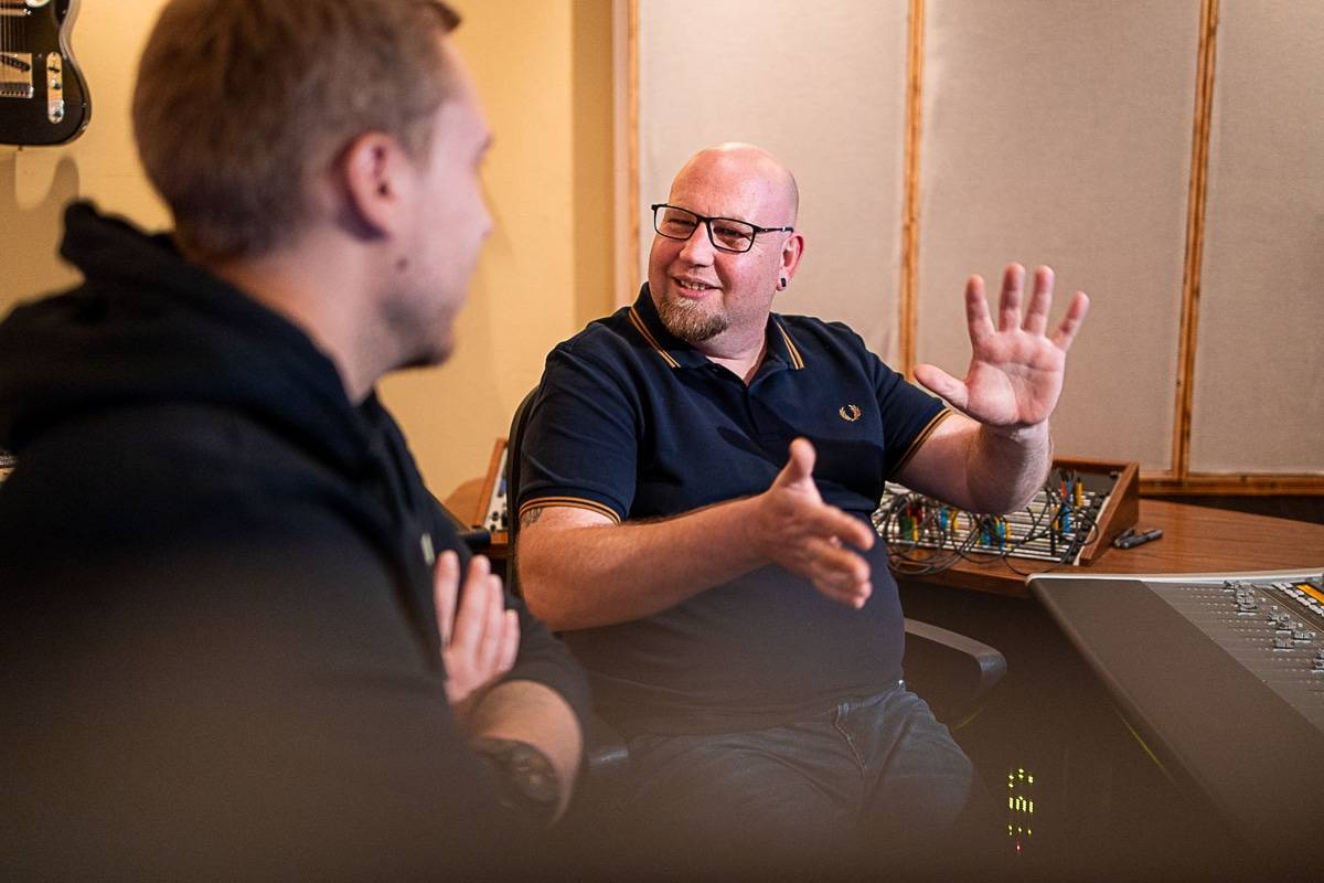 Claas und Sebastian beim Abhören des Mixdowns